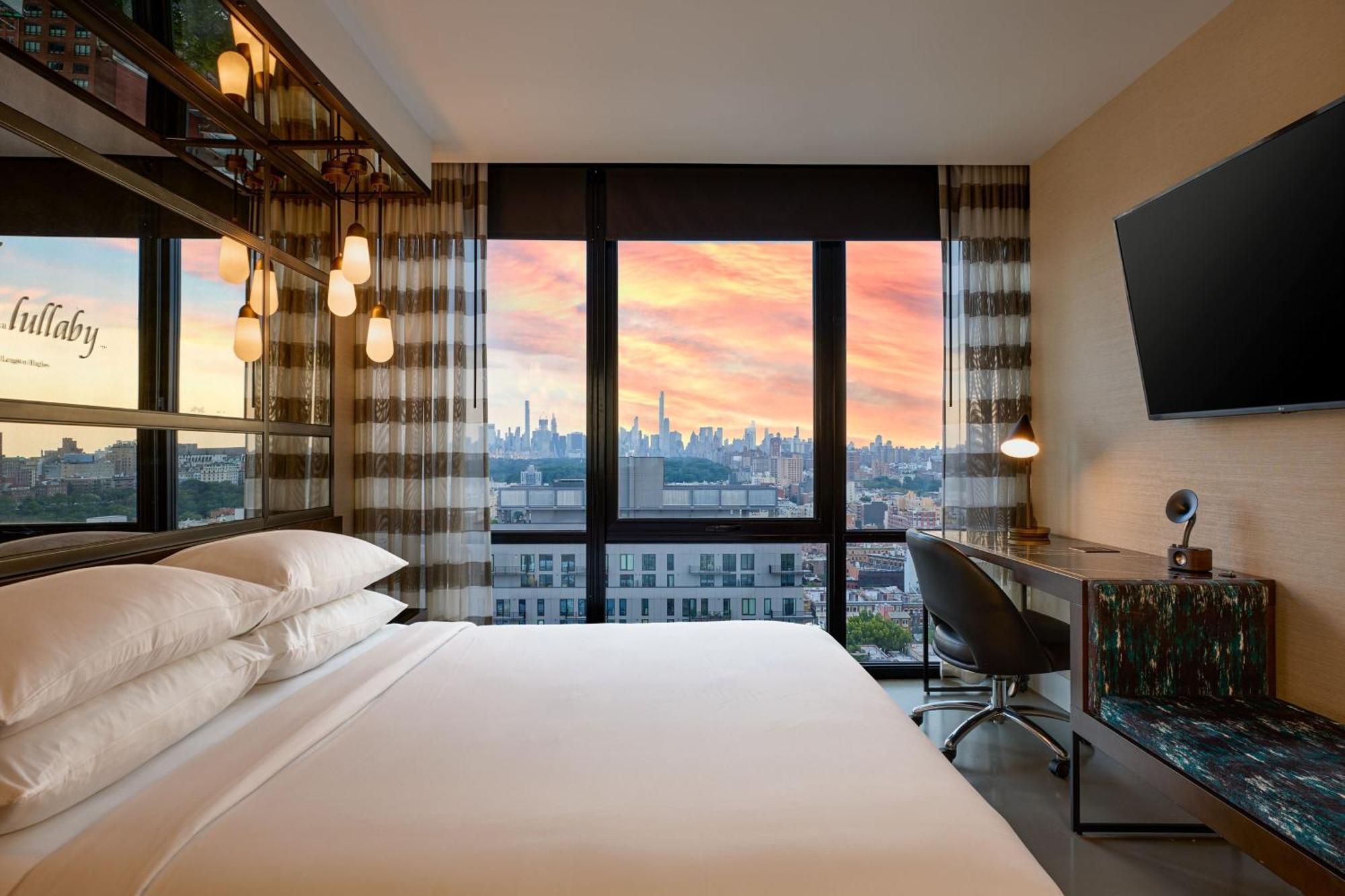 Habitación con cama extragrande y vistas a la ciudad