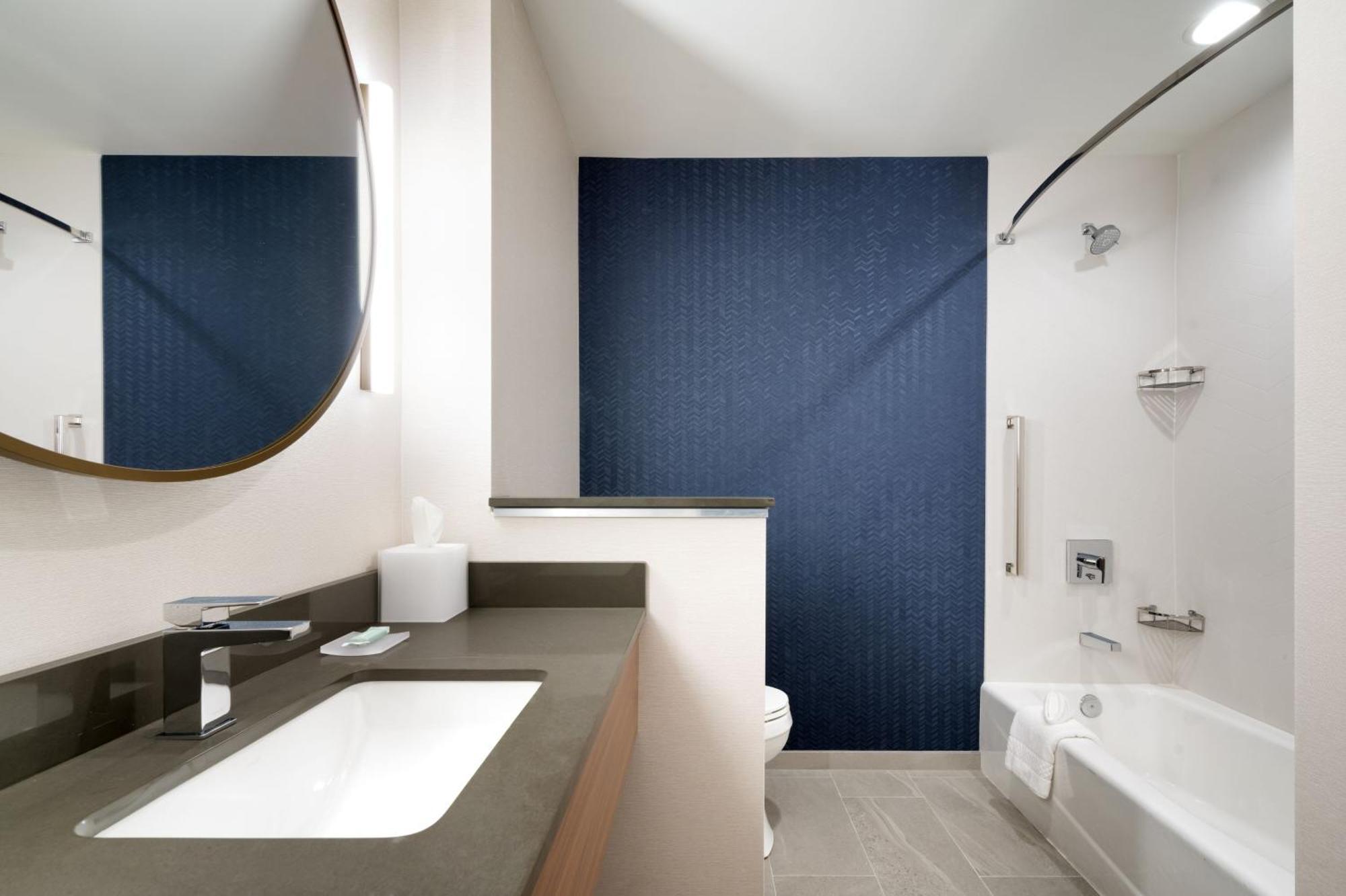 2 Queen(s), Guest room, 2 Queen (Mobility Accessible w/ Roll-in Shower)