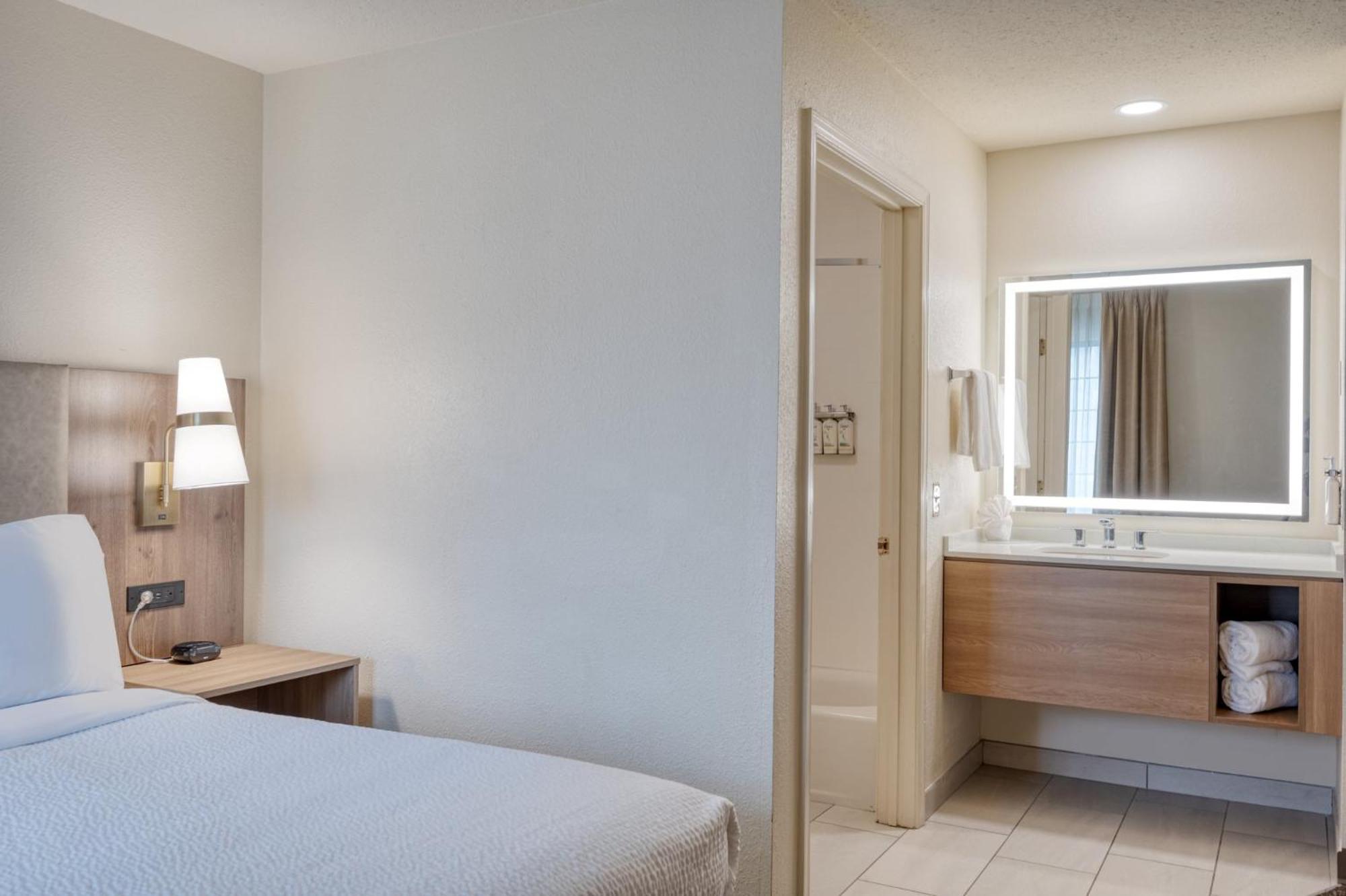 Two-Bedroom Suite with One Queen Bed and Two Double Beds - Non-Smoking