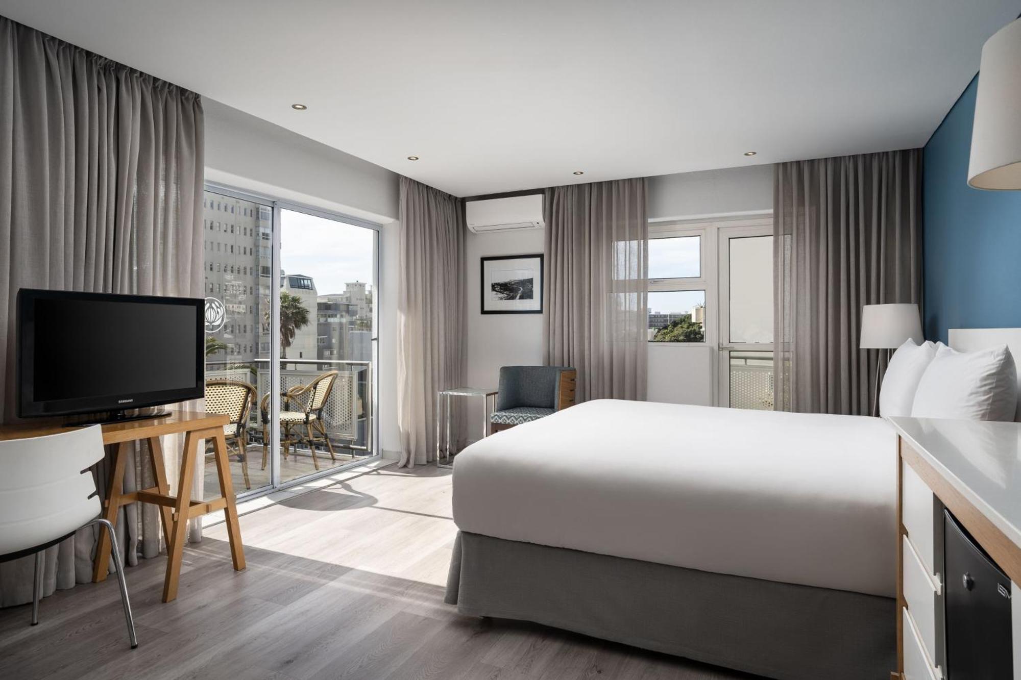 Larger Guest room, 1 King, Partial sea view, Balcony