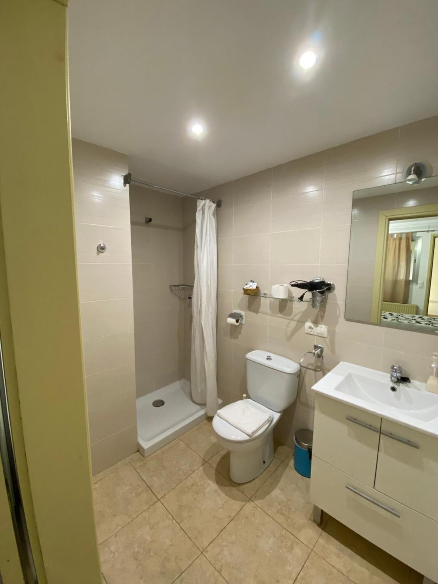 Family Room (4 - 5 Adults)