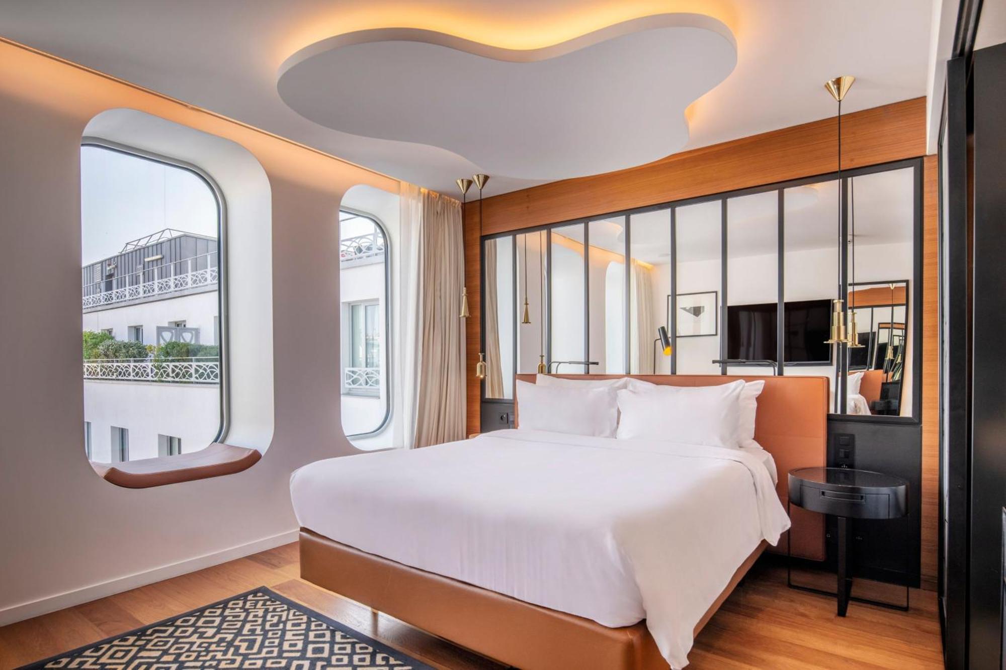 Zimmer Bobo mit Kingsize-Bett und Garten- oder Stadtblick