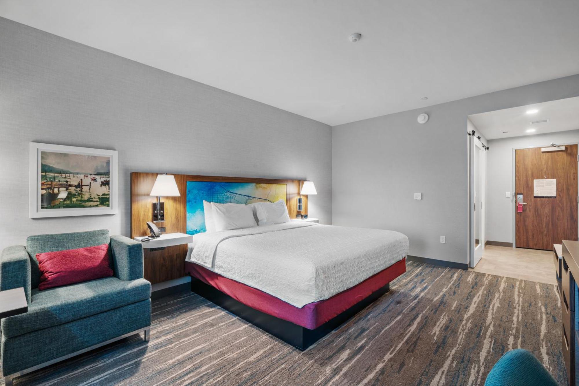 Habitación con cama extragrande.