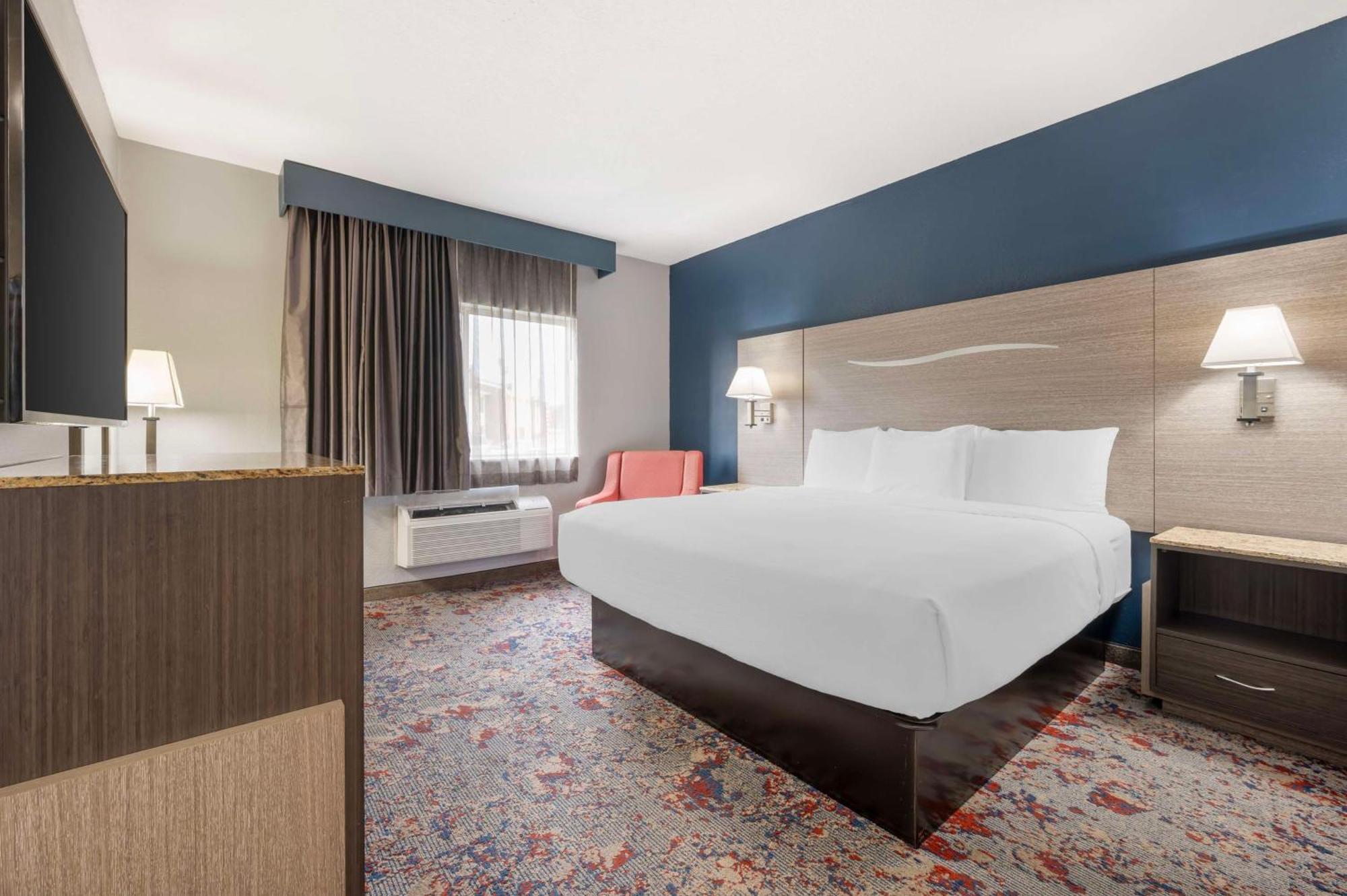 King Room with Mobility Accessible Tub