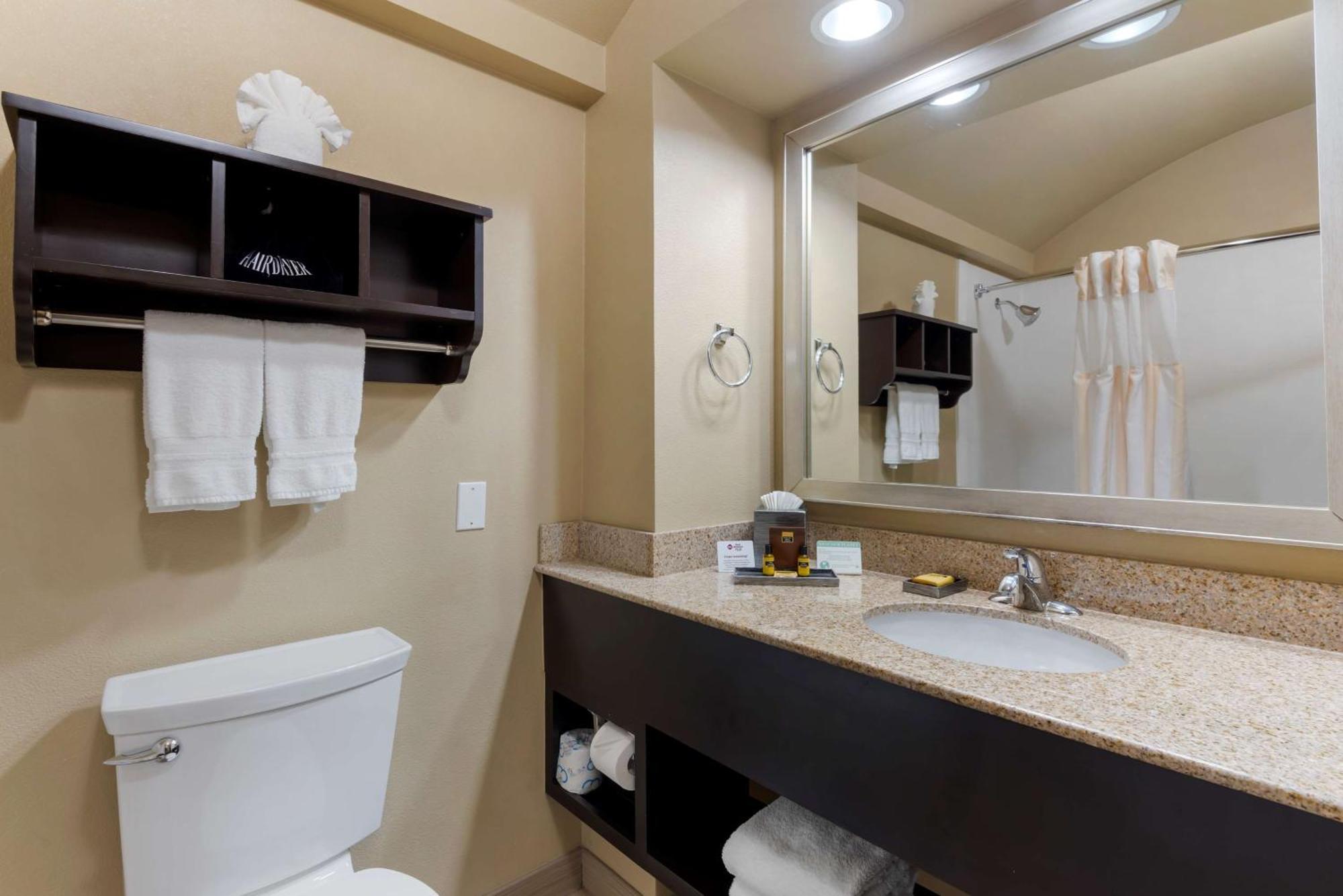 King Room with Sofa Bed and Jetted Tub - Non-Smoking