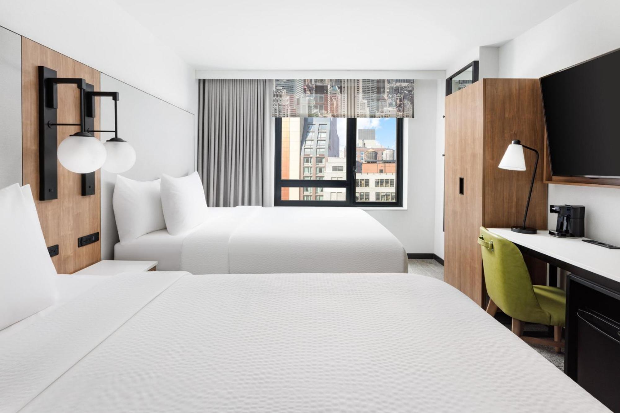Quarto Queen com 2 Camas Queen-size e Vista da Cidade