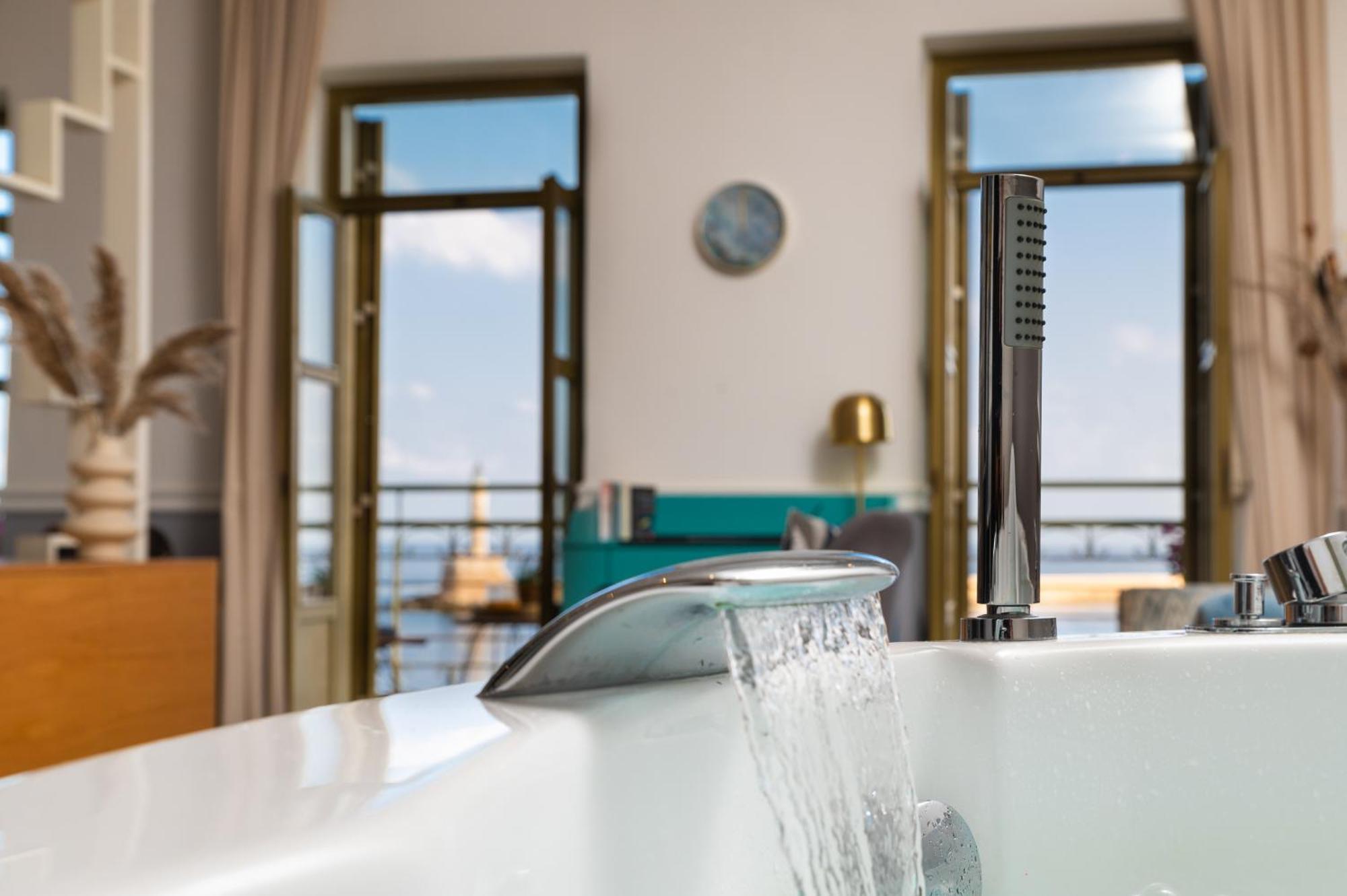 Suite met 1 Slaapkamer met Uitzicht op Zee en Hot Tub