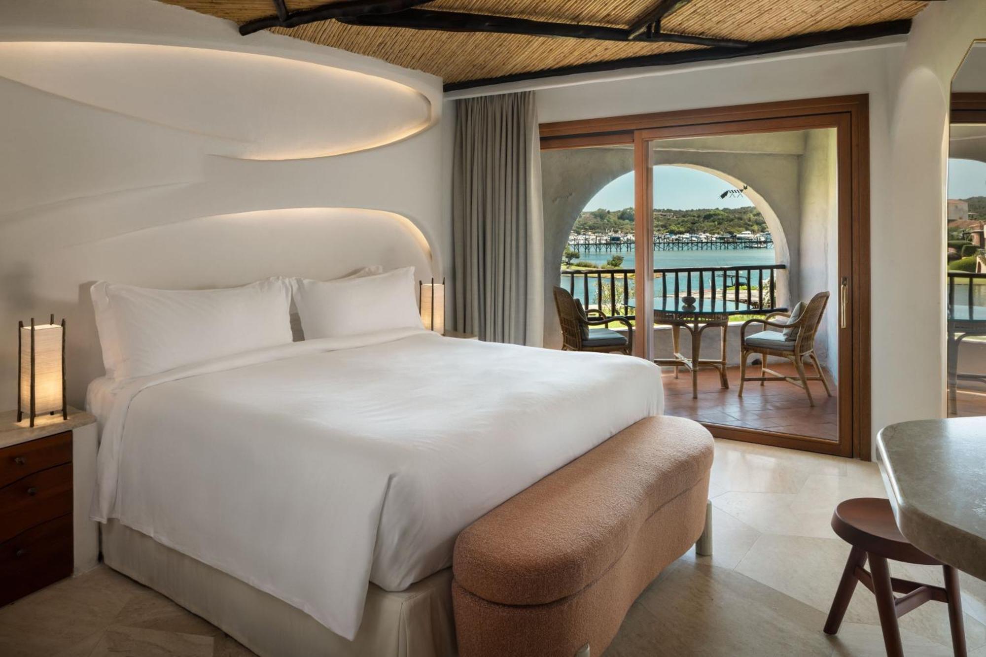Luxuriöse Contemporary Suite mit Kingsize-Bett, Meerblick und Balkon
