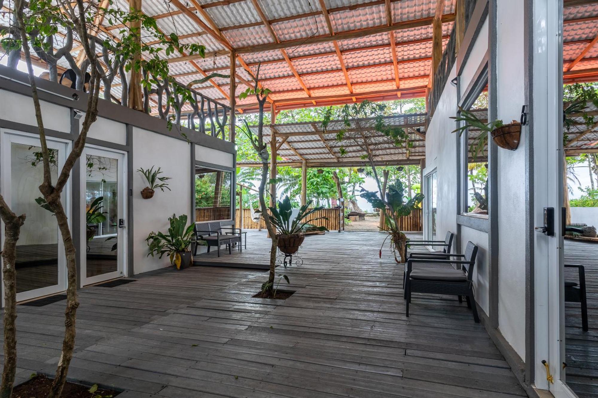 Zimmer mit Queensize-Bett und Gartenblick