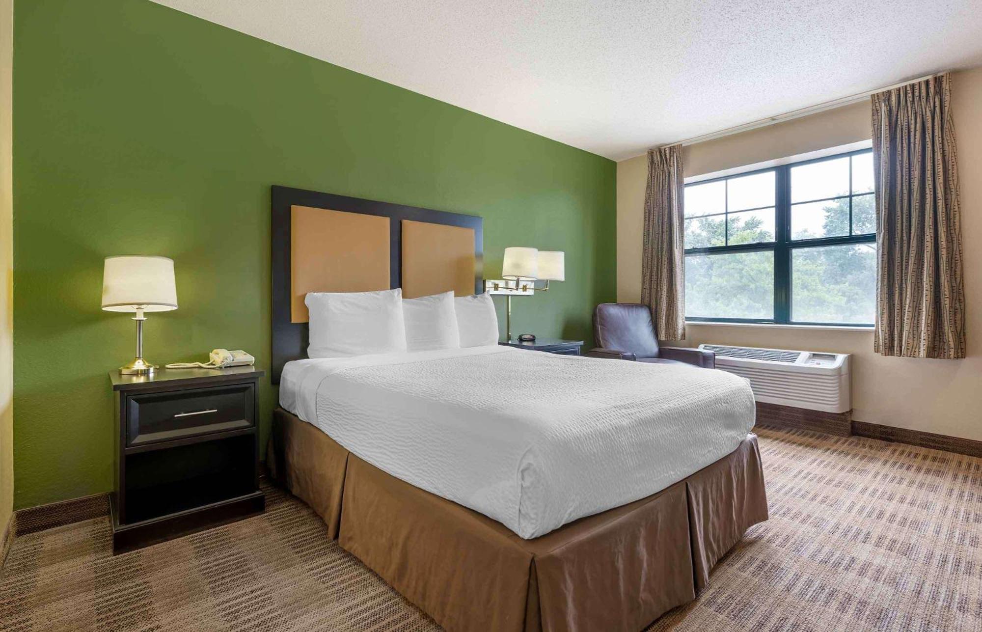 Queen studio 1 Queen Bed Disability Access or Non-Smoking,1541887435:JPEG