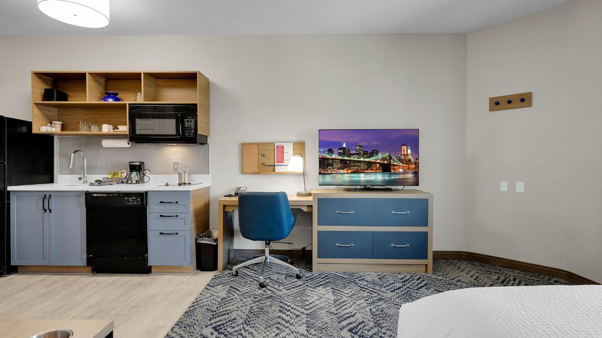 Studio Queen Suite with Communications Accessible Tub