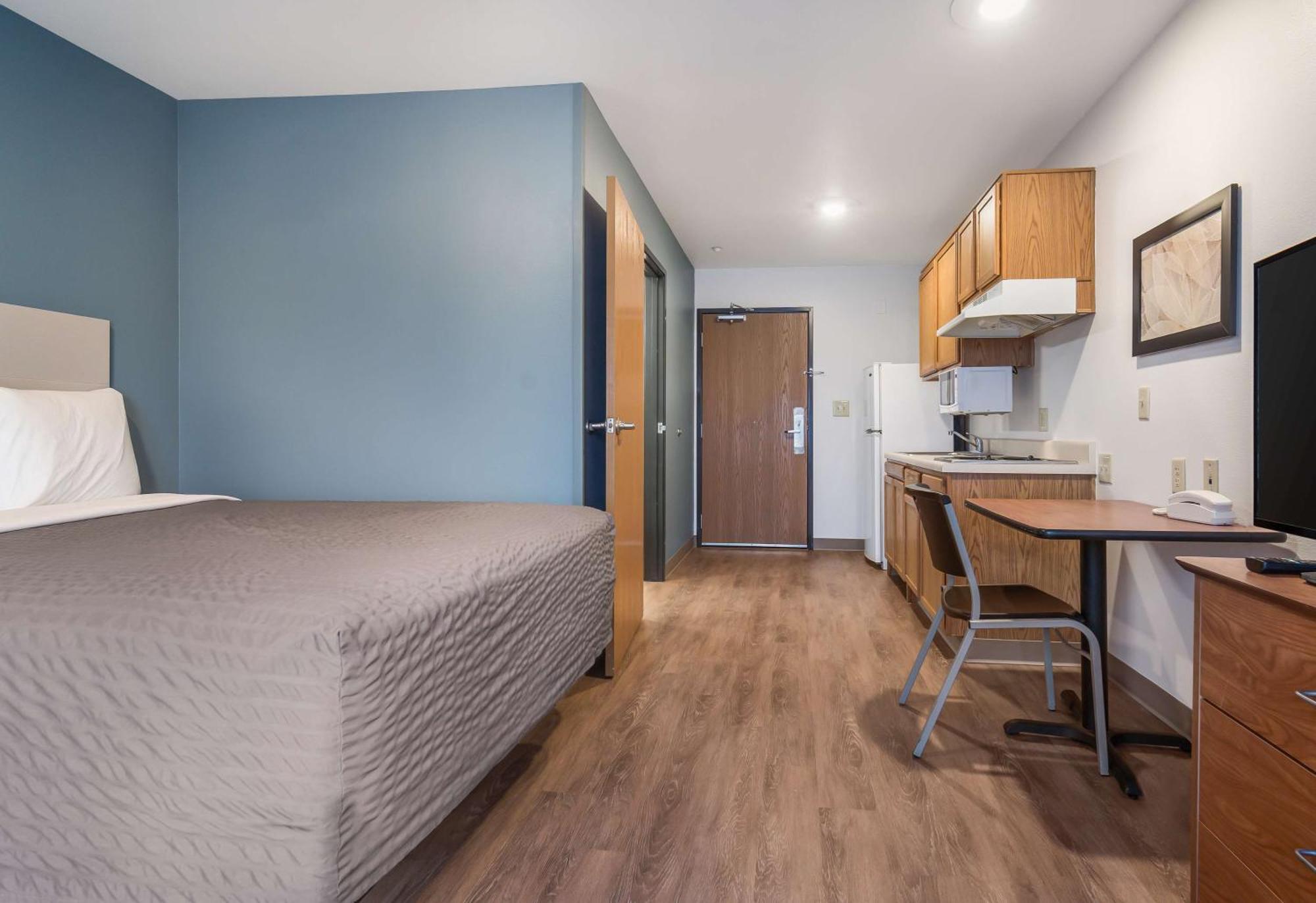 1 Full Bed | ADA/Tub/Smoking/Kitchen