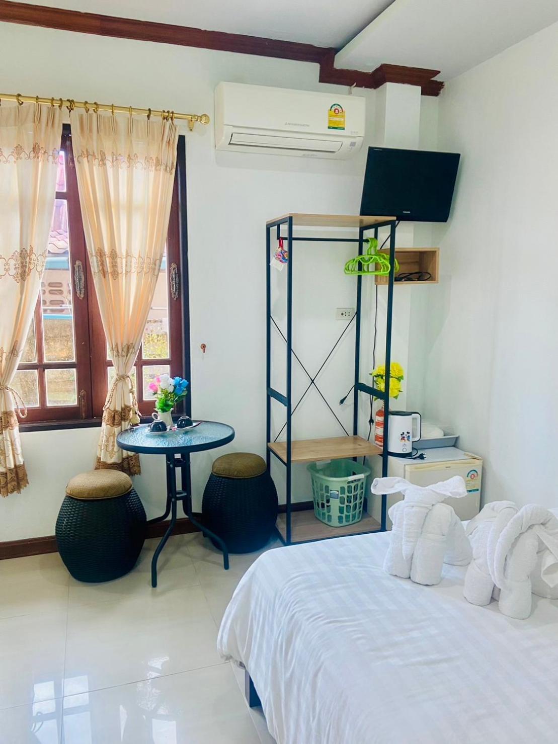 ห้องเตียงใหญ่ราคาประหยัดพร้อมเครื่องปรับอากาศ (ไม่มีน้ำอุ่น)