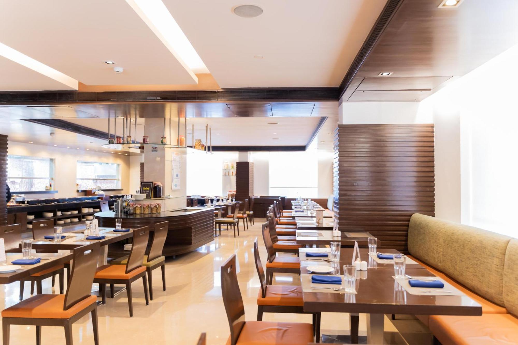 Corner Room, Larger Guest room, 1 King, Corner room - 20% Discount on Food & Beverages