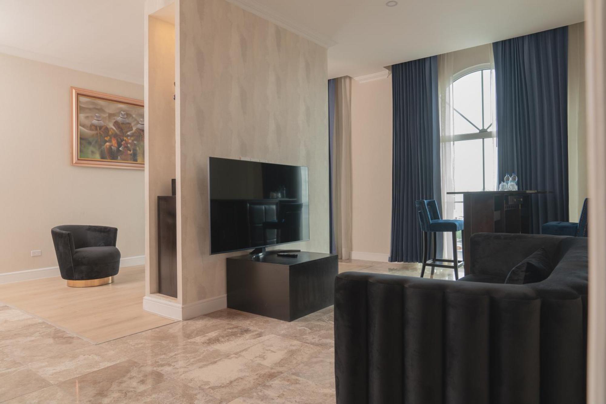 Two-Bedroom Suite,1542353671:JPEG