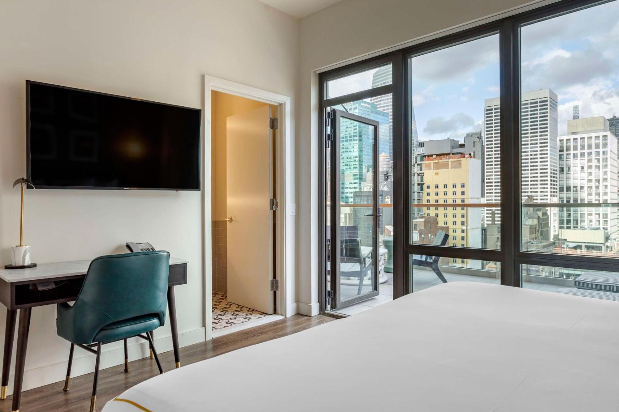 Habitación con balcón y vistas a la ciudad - 1 cama extragrande