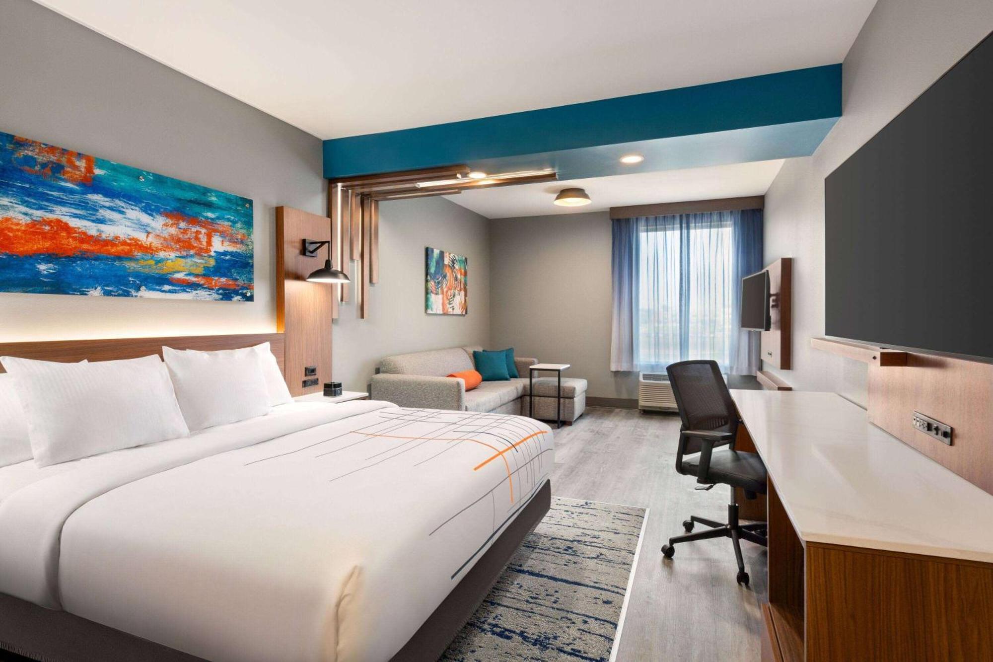 Deluxe King Room - Non-Smoking