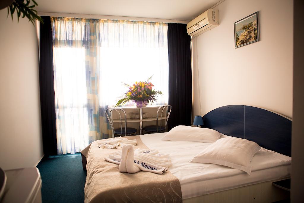 Doppelzimmer mit Balkon und seitlichem Meerblick