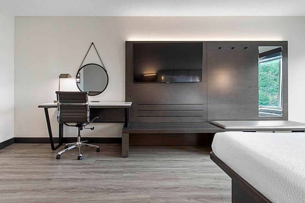 King Room with Roll-In Shower - Mobility Access/Non-Smoking