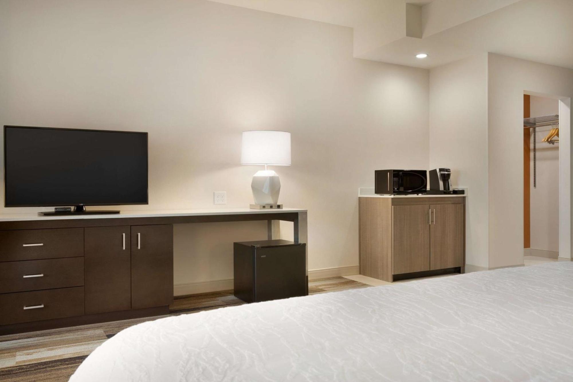 King Room with Accessible Tub - Mobility Access