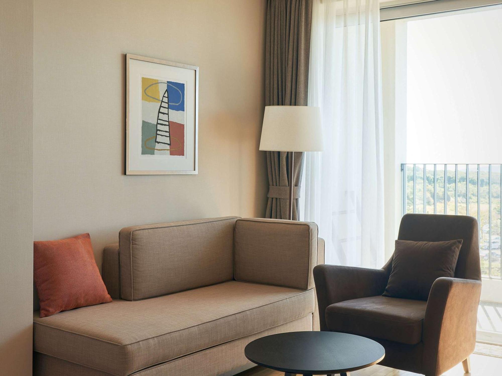 Deluxe Room With Pool Access