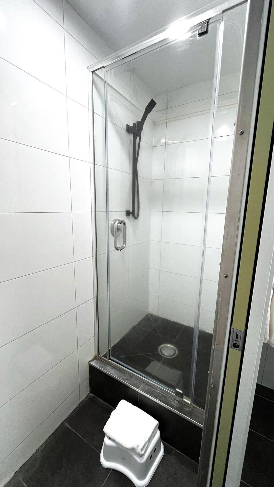 Queen Studio + 1 Single & Ensuite bathroom