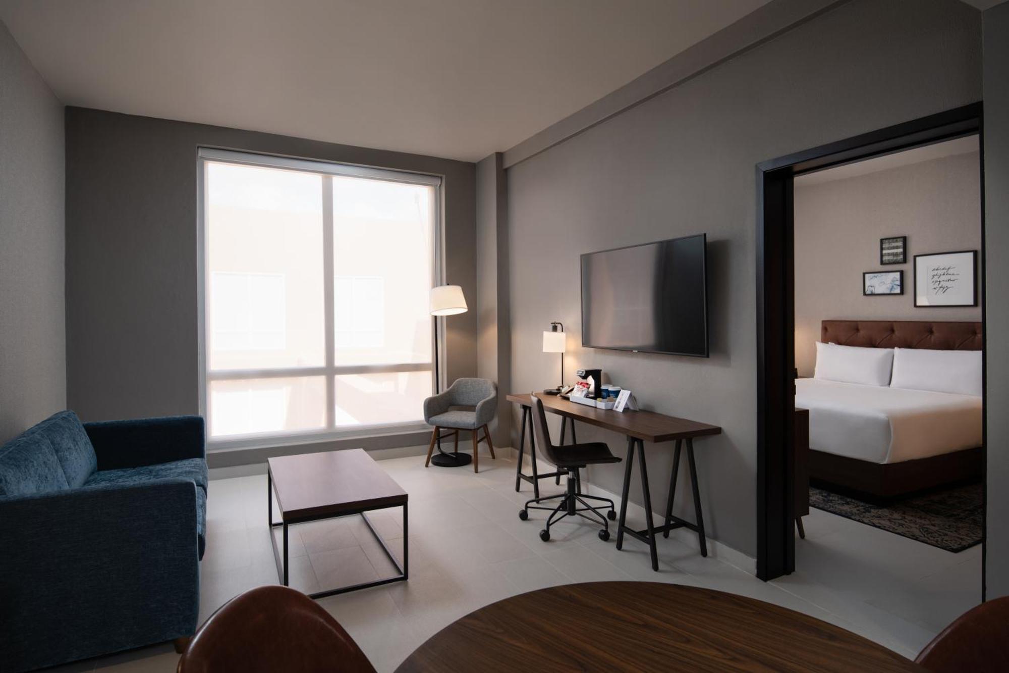 Suite, 1 Bedroom Suite, 1 King,1542953869:JPEG