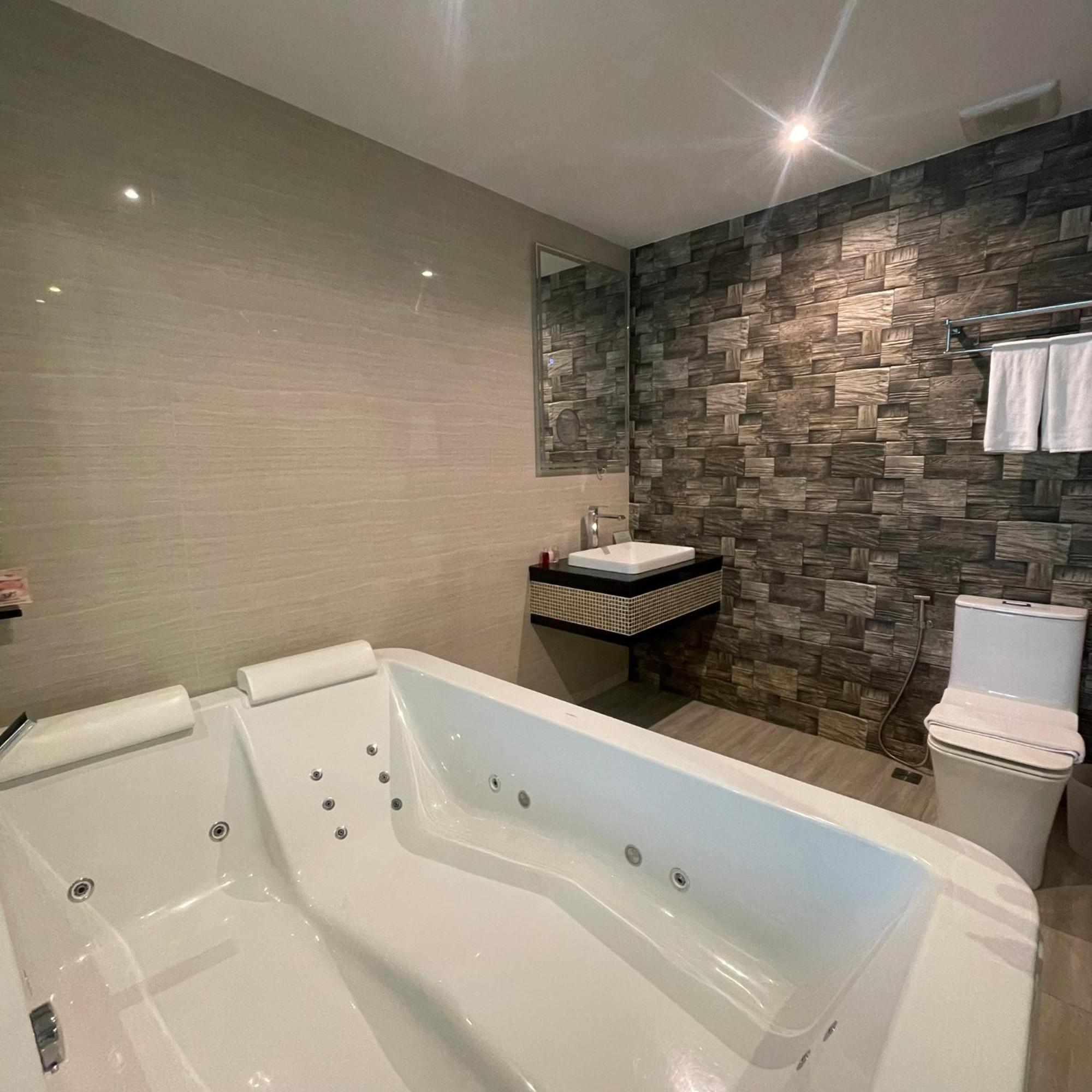Deluxe Suite Jacuzzi with Pool Access