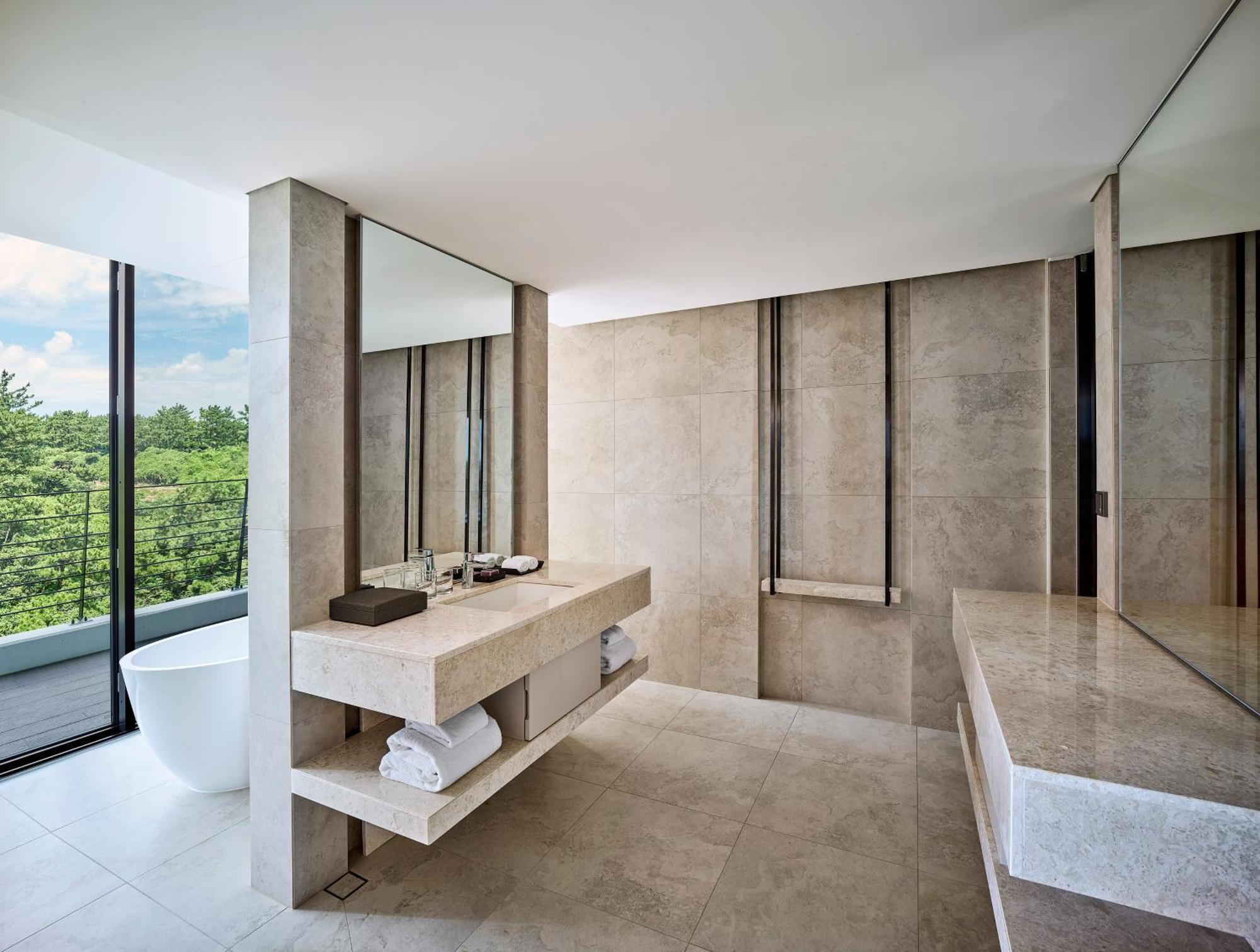 Club Presidential Suite Ocean View Club access 4,1543355845:JPEG