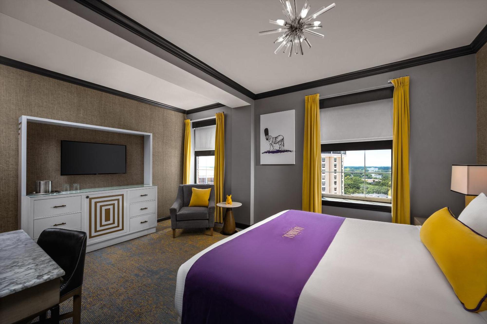 Premier King room Mobility Access, Bathtub w/ Grab Bars, Non-Smoking