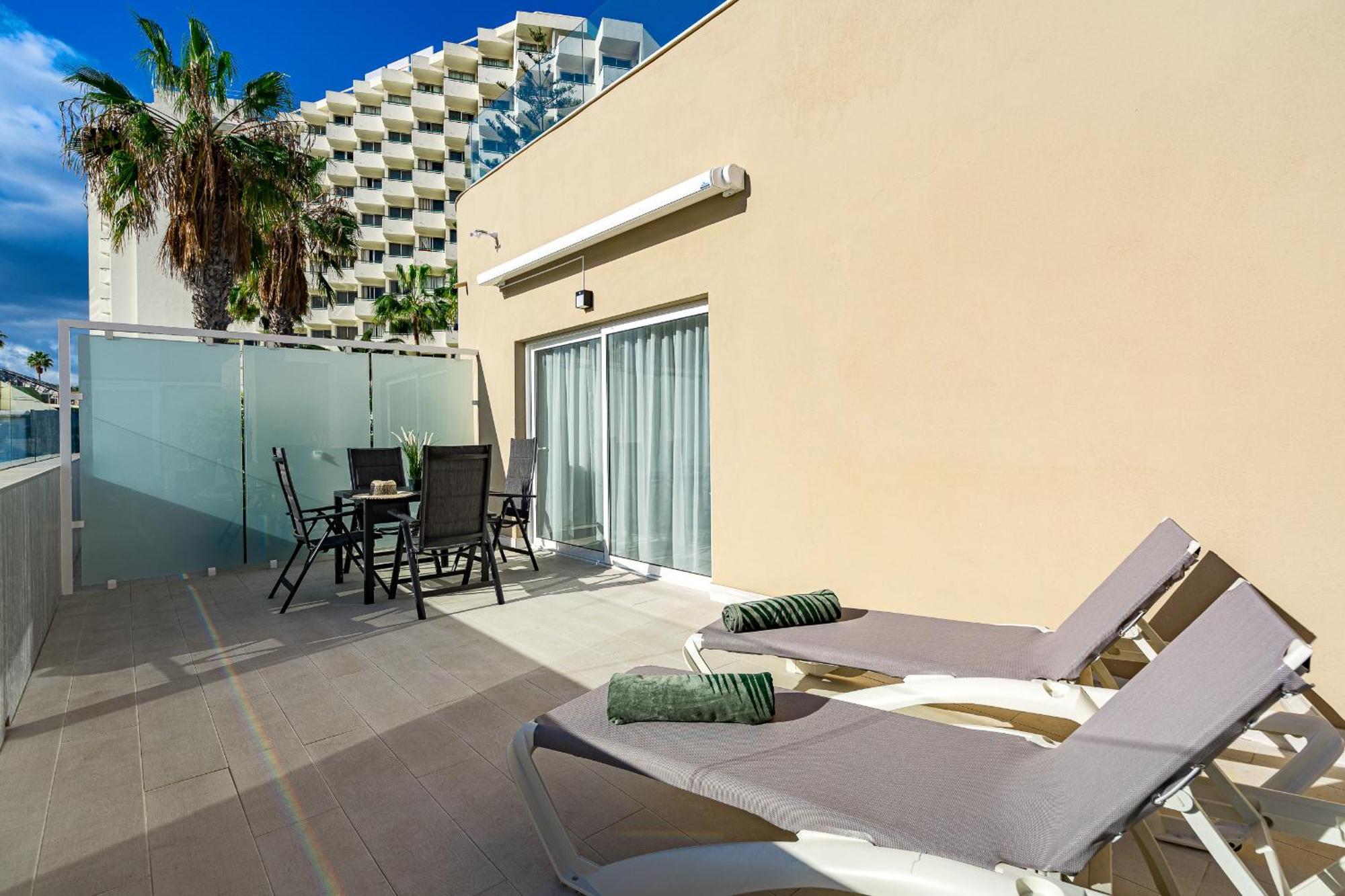 Apartment with Pool View