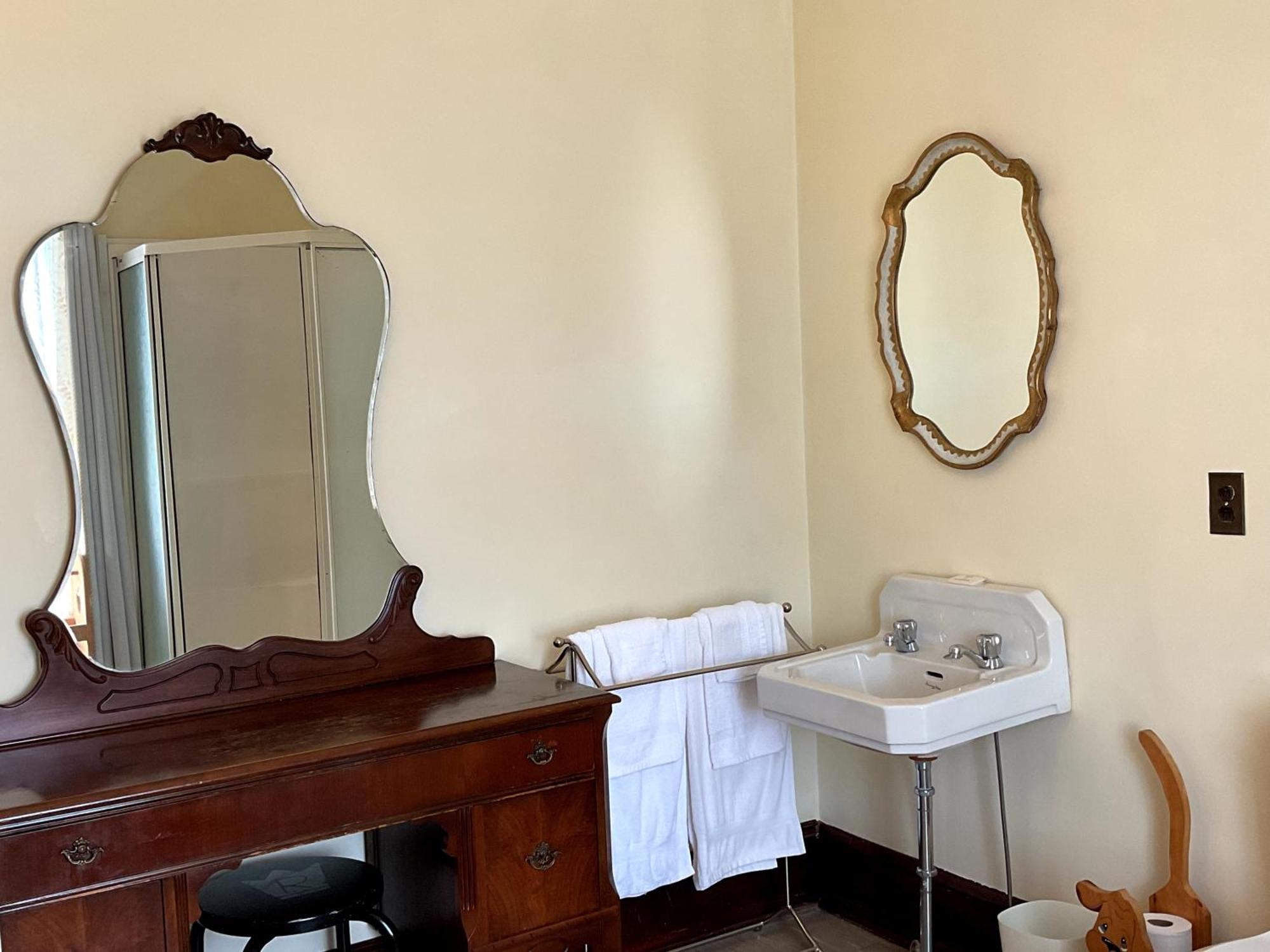 Deluxe King Suite
