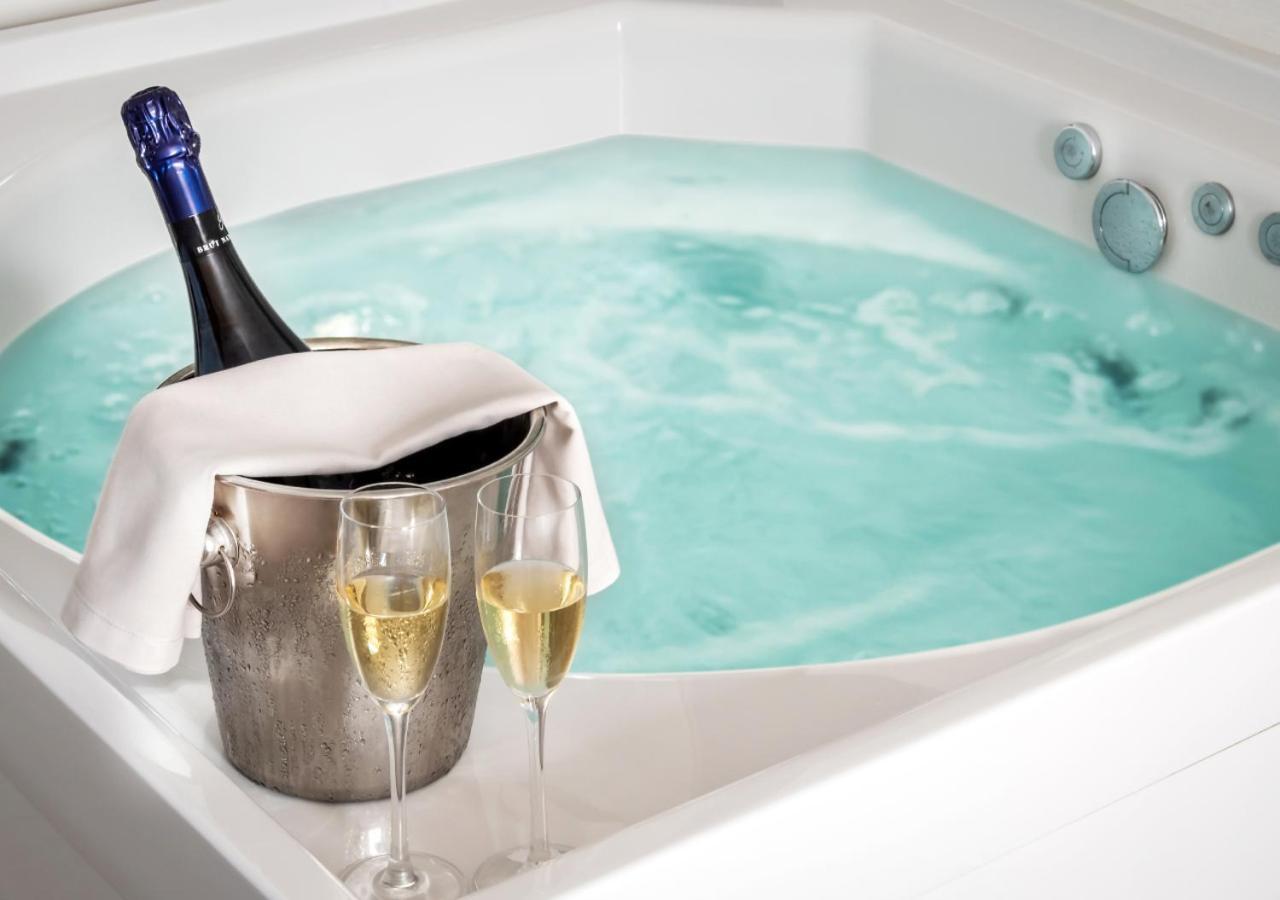 Suite with Spa Bath,1589580178:JPEG