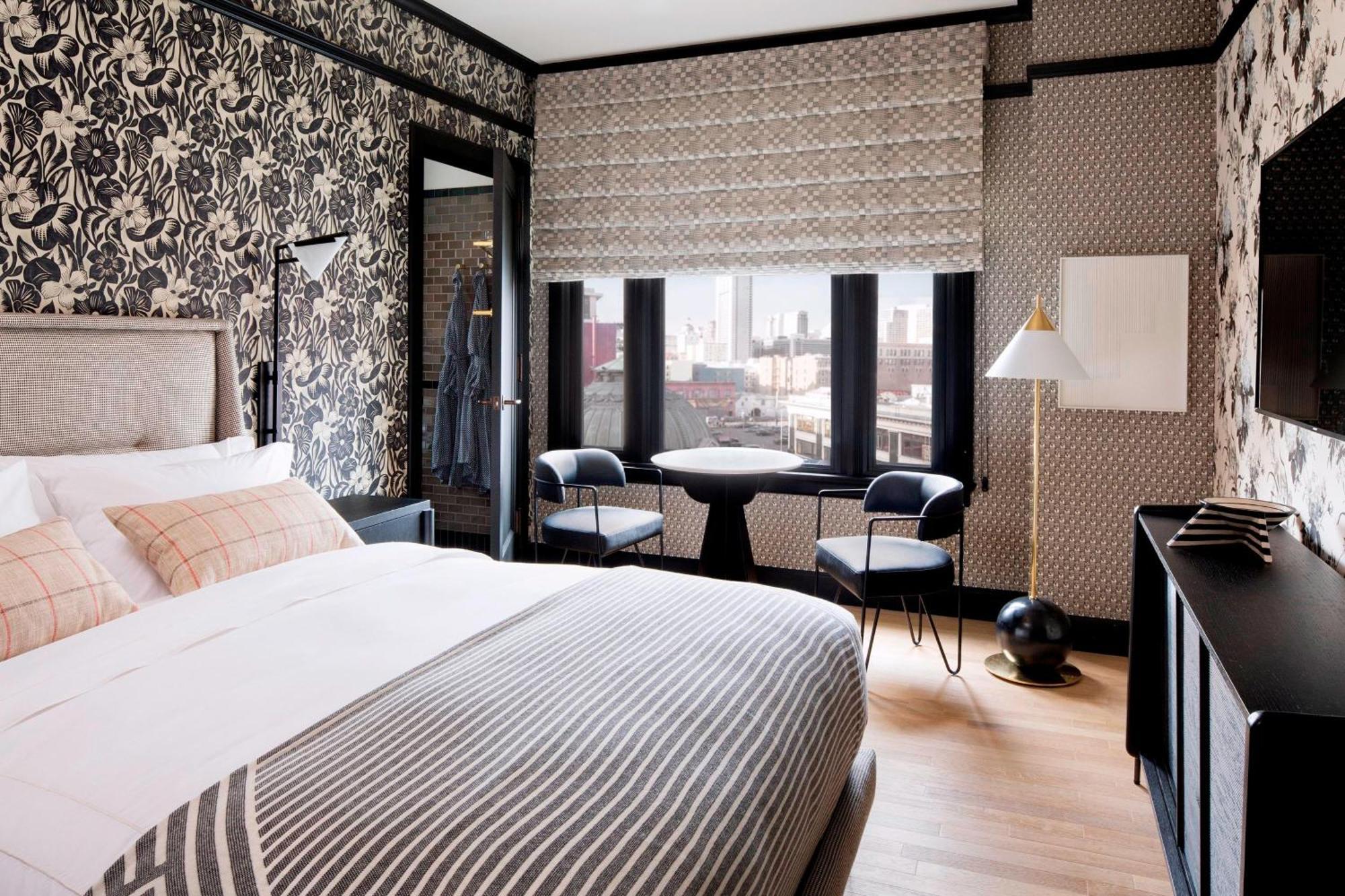Deluxe Queen Guest room 1 Queen City view