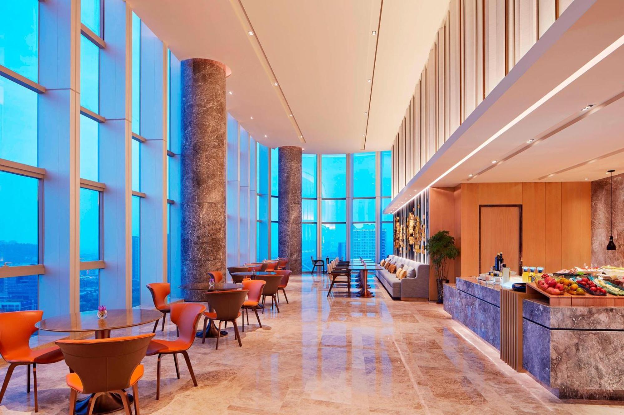 Deluxe One-Bedroom King Suite with Club Lounge Access
