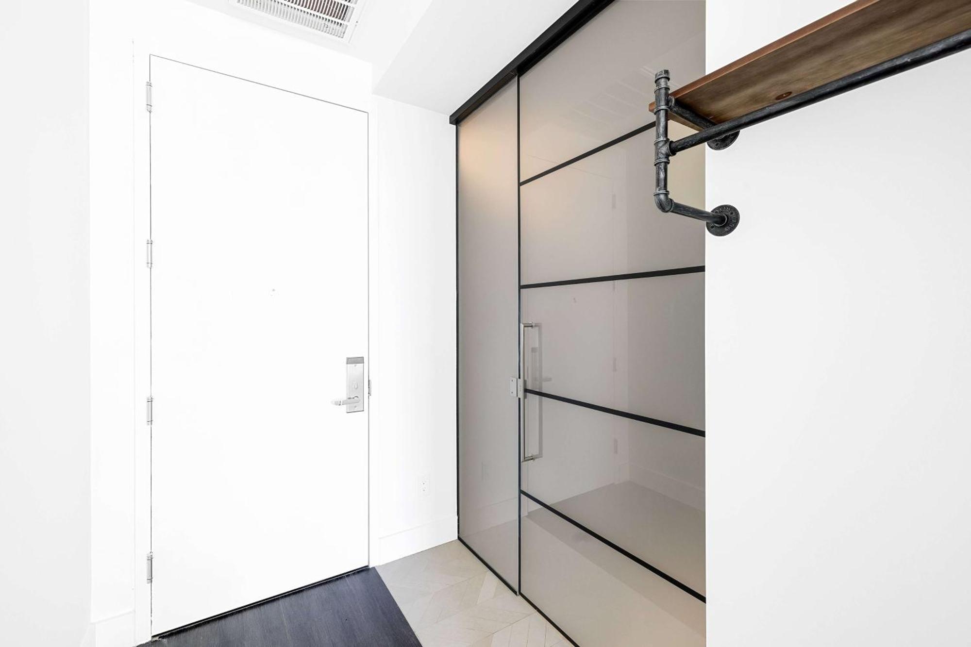 Zimmer mit Queensize-Bett und Balkon