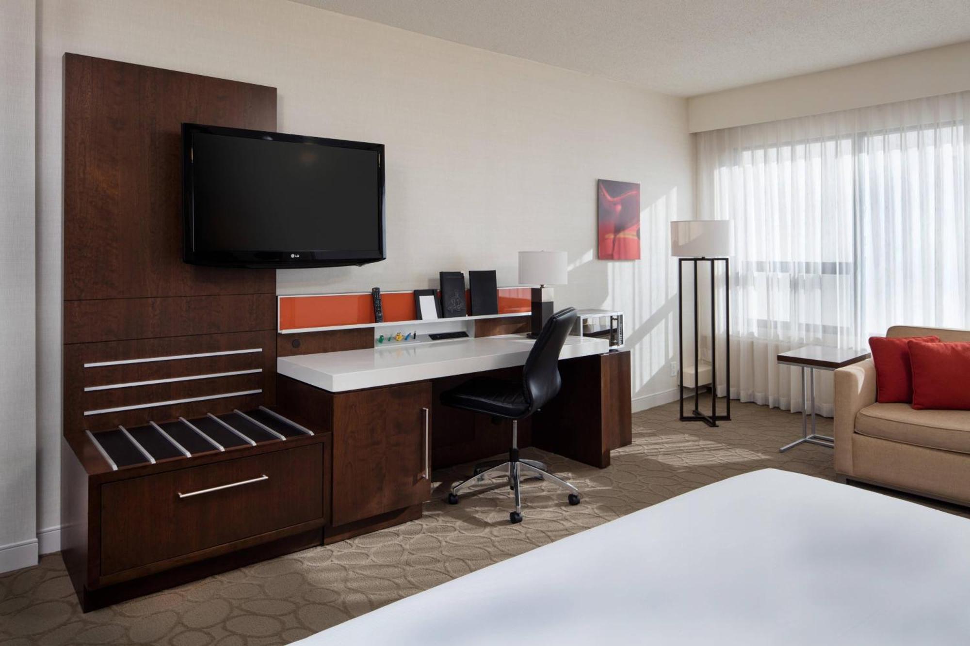Deluxe, Larger Guest room, 1 King, Sofa bed