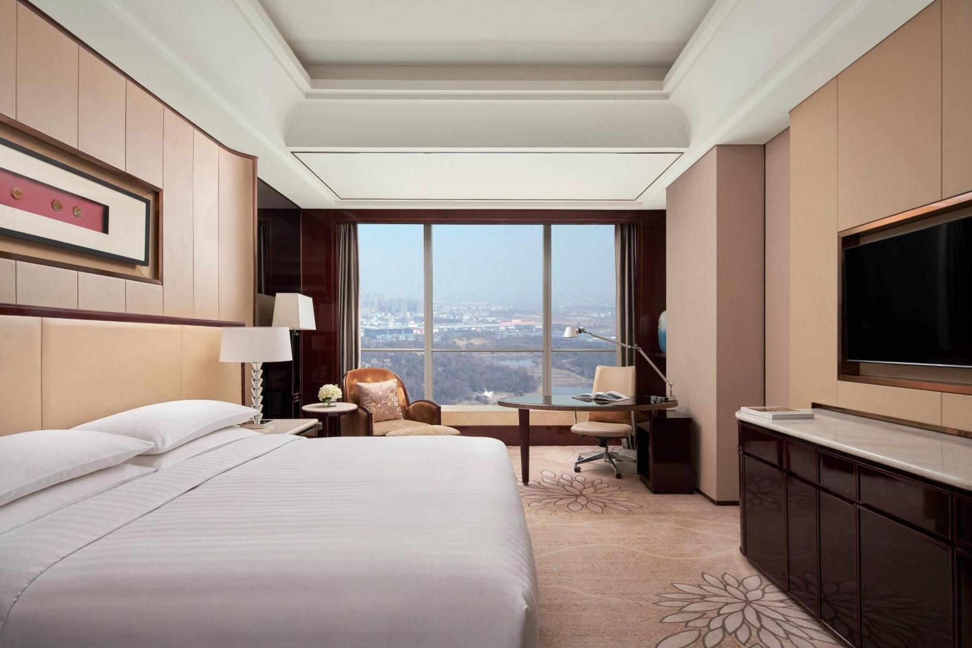 Deluxe King Room with Lake View