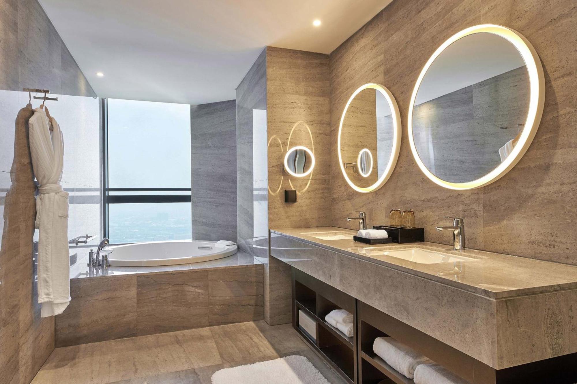 Renewal Suite, Club lounge access, 1 Bedroom Suite, 1 King