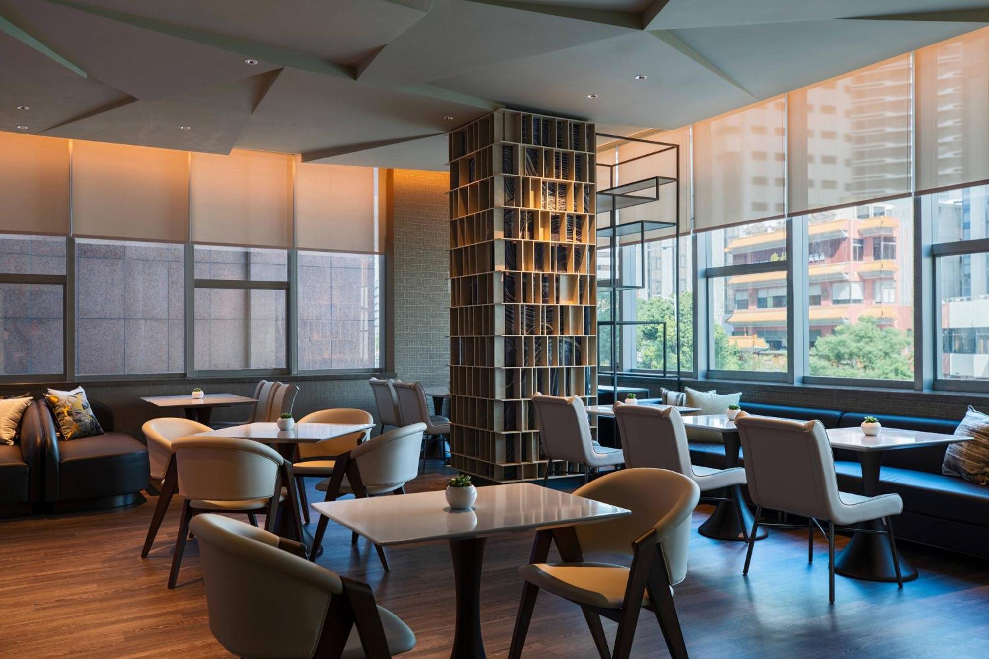 King Suite with City View - Executive Lounge Access