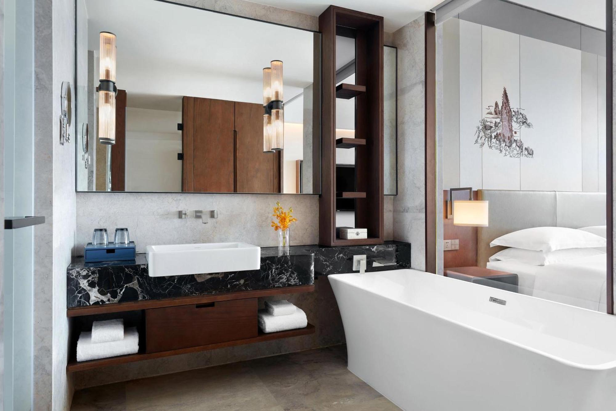 Deluxe King Bed Room  with  Guest Room  with  King Bed  City view