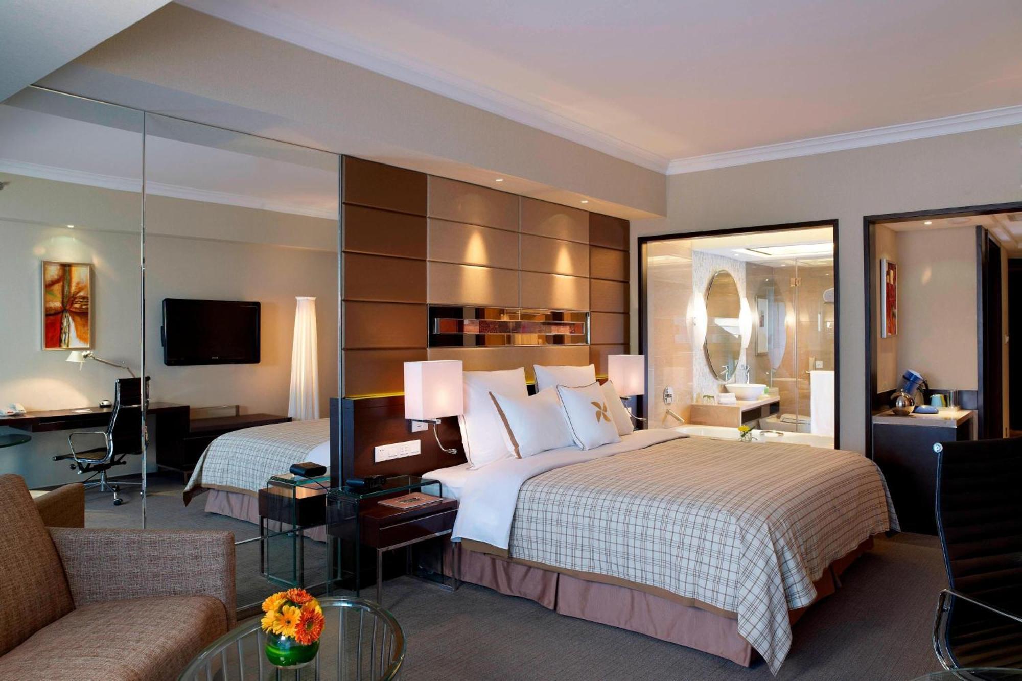 Superior Room, Guest room, 1 King, City view, Pool access