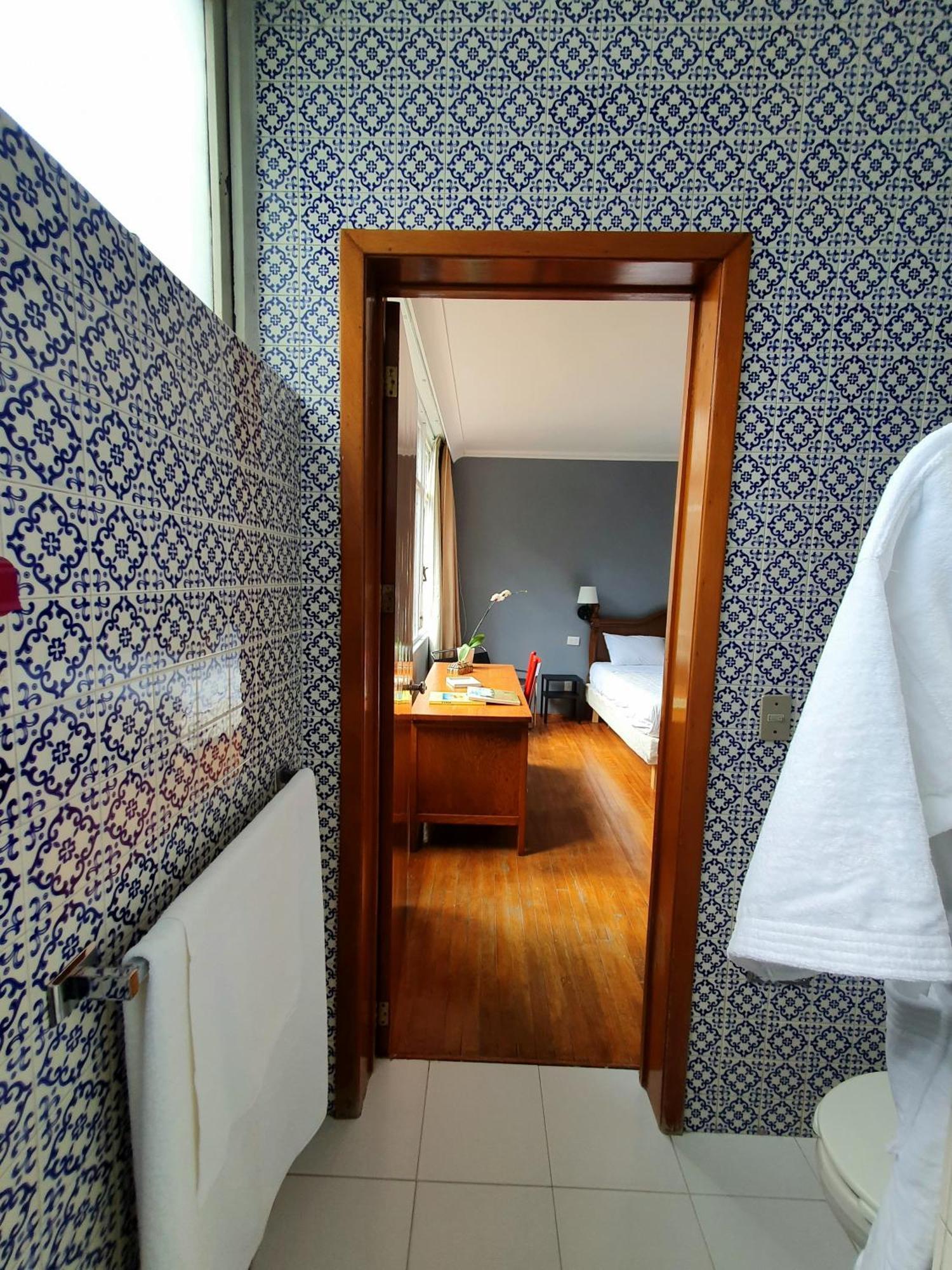 Habitación con cama extragrande y balcón