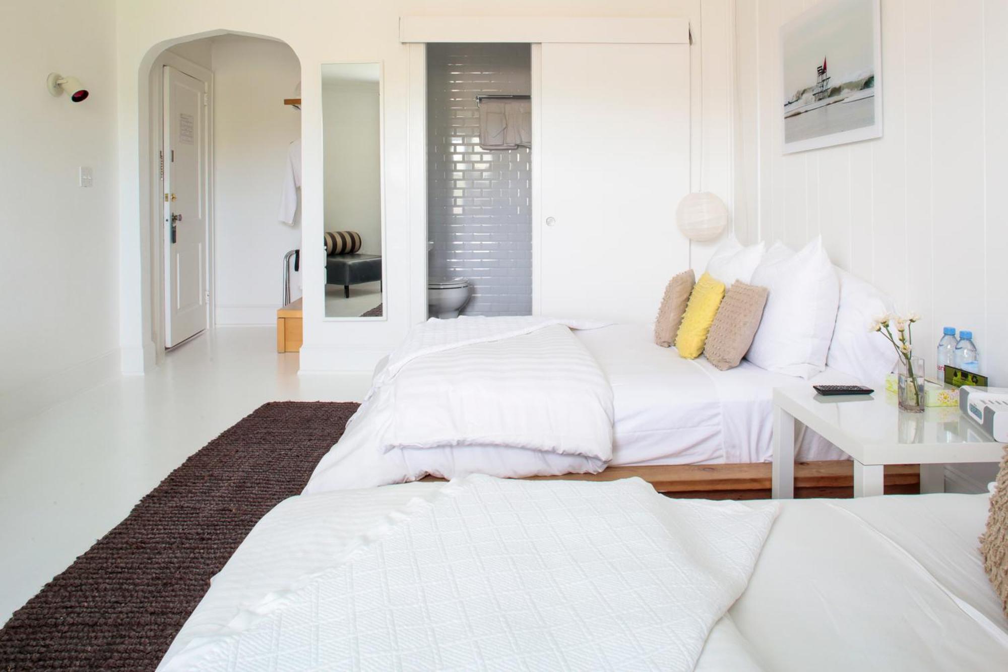 Habitación doble con 2 camas dobles y vistas al jardín