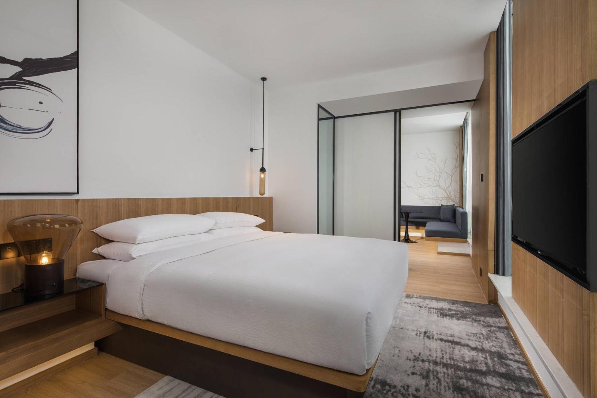 Executive, Larger Guest room, 1 King, North Station view