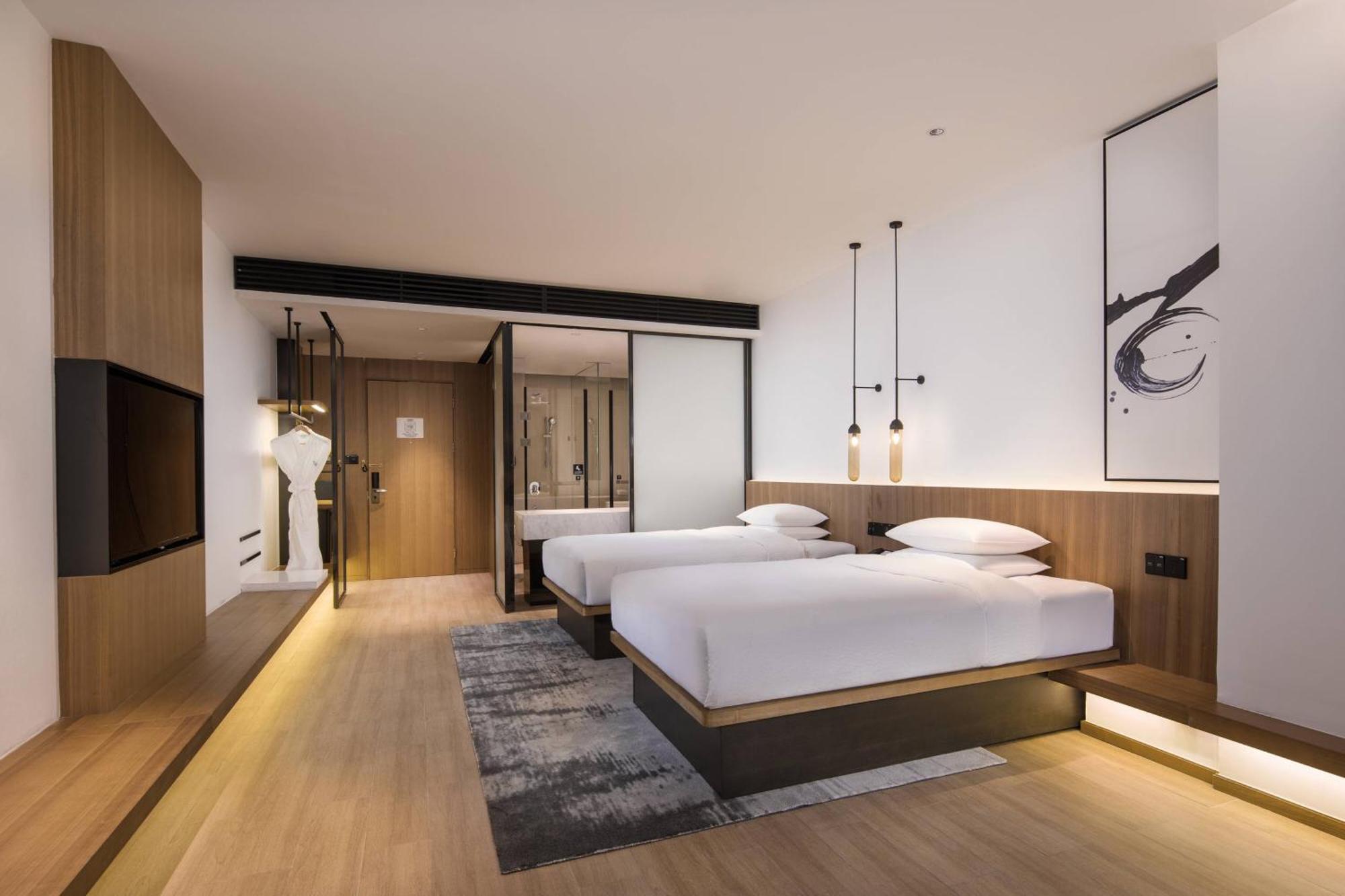 Deluxe Double Room, Guest room, 2 Double, North Station view