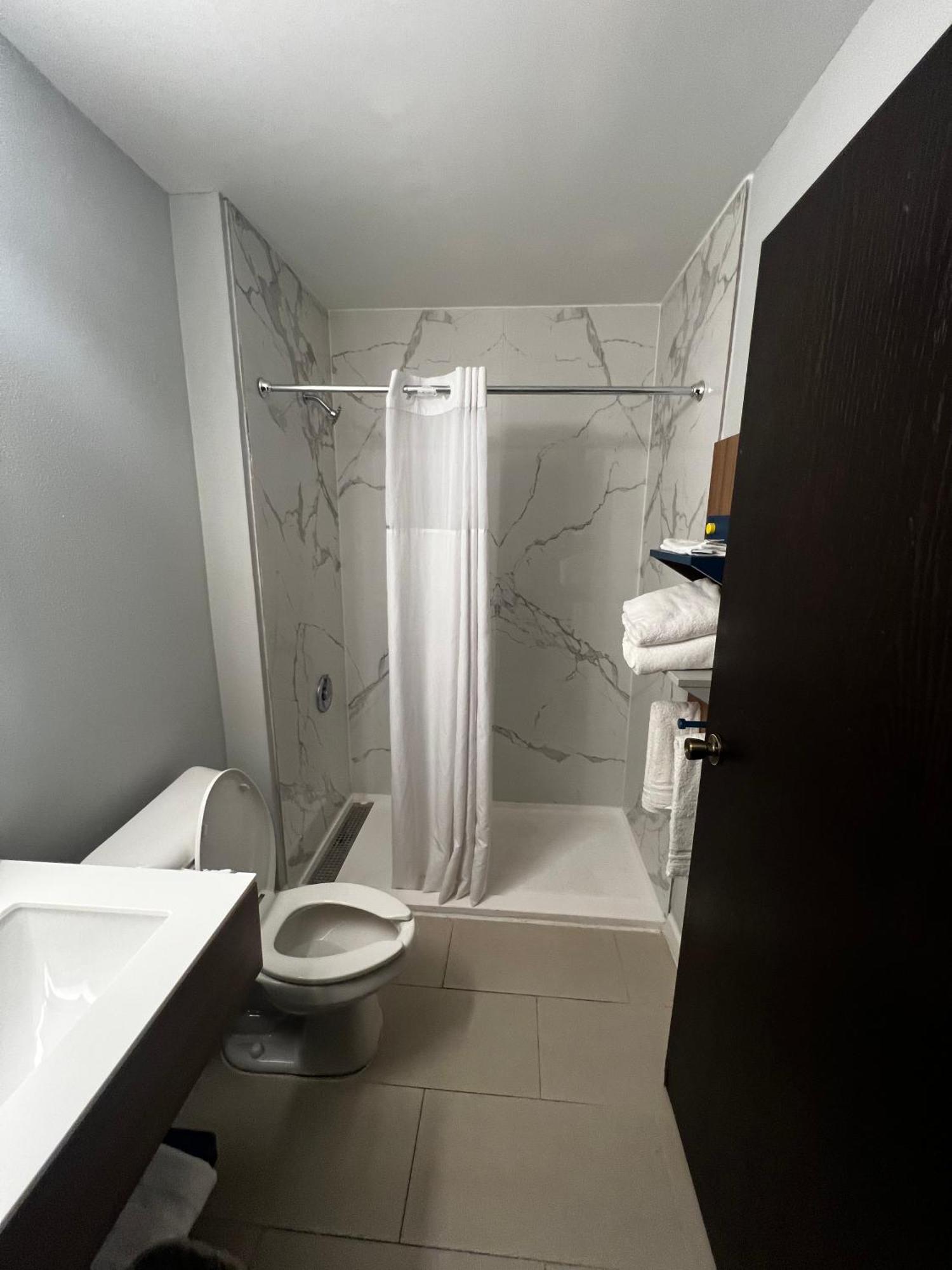 Queen Room - Mobility Access/Non-Smoking