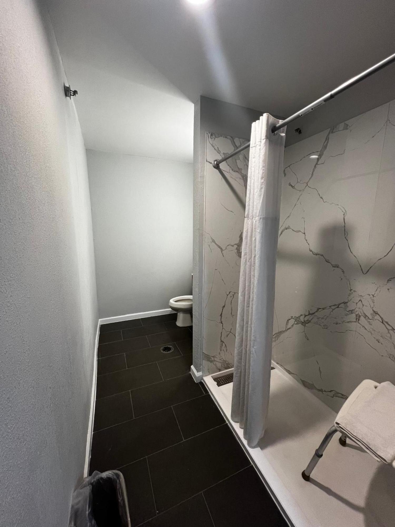 King Room with Roll-in Shower - Mobility Access/Non-Smoking