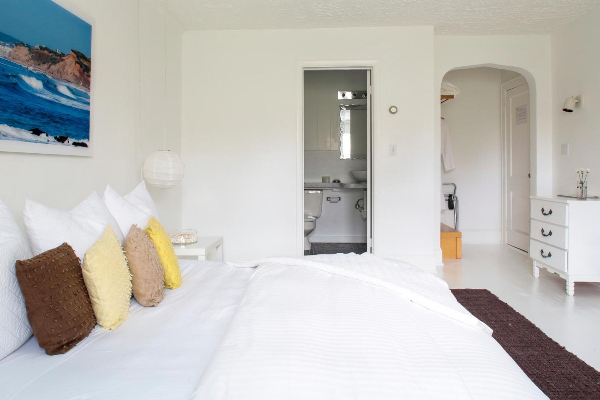 Habitación con cama extragrande.