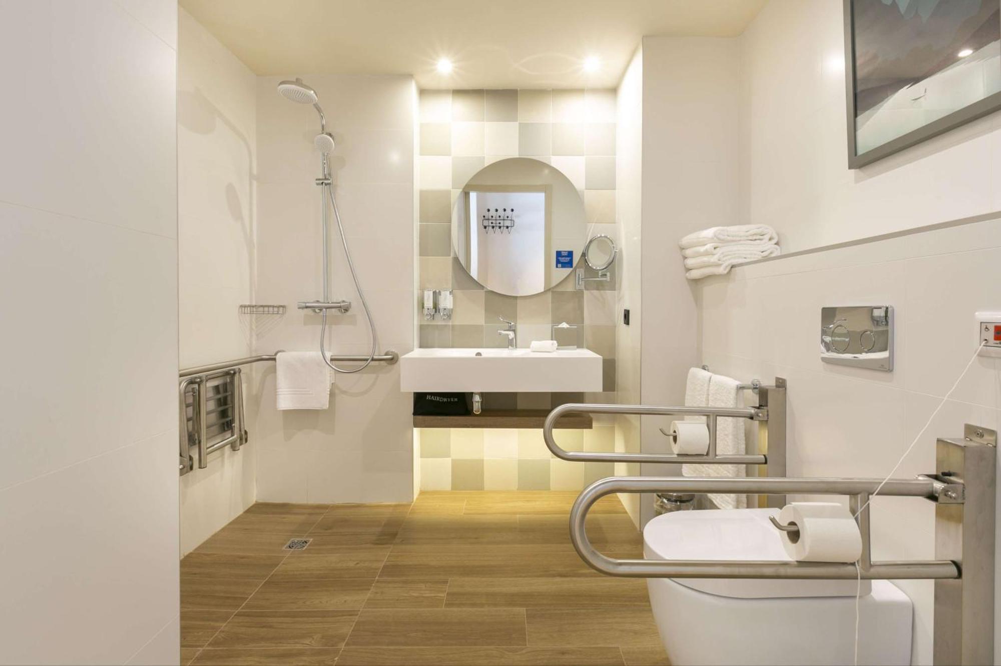 Queen Room - Accessible
